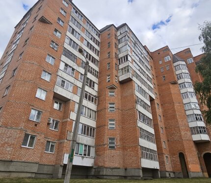 Продается просторная 2-ух комнатная квартира на 9 этаже 10 этажного кирпичного дома.Очень уютная и светлая квартира с 2 лоджиями. Общая площадь указана вместе с лоджиями! Зимой очень тепло,а летом не жарко. В подьезде недавно произведена замена лифта. Чистый, аккуратный подъезд, отличные соседи. Спокойный,тихий район со всей инфраструктурой(магазины,сады,школы,остановка общественного транспорта).До центра 2 остановки на общественном транспорте. Возможна продажа через Жилищный баланс.