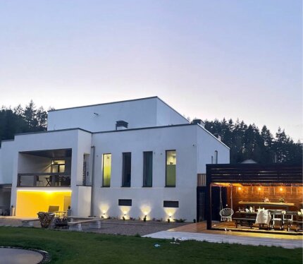 • Удобное расположение в живописном месте.• Полное оснащение всем необходимым для комфортного проживания.• Возможность организации мероприятий, праздников и корпоративов.