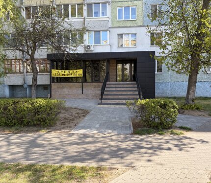 Хорошее месторасположение, удобный подъезд. Находится на самой оживленной улице города