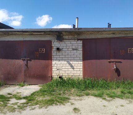 Пара спаренных гаражей(разобрана перегородка между гаражами), 2 въезда под легковой автомобиль, бетонные перекрытия,подвал под всеми гаражами, печное отопление, 220-380 вольт, круглосуточная охрана,сухой подвал.
