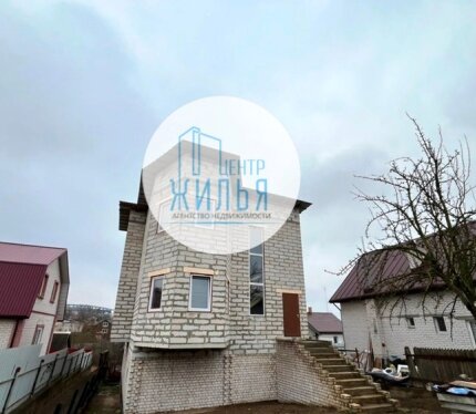 В продаже строящийся коттедж в центре города