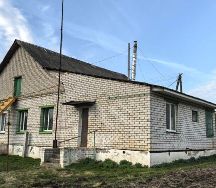 Продается большая, светлая, теплая квартира в блокированном доме. Стены - блочные, обложенные кирпичом. Потолочные перекрытия – плиты, высота потолка 2.6 м. Одноуровневый кирпичный дом с 4-мя жилыми комнатами. Общая площадь дома 91.8 кв.м., жилая 55.1 кв.