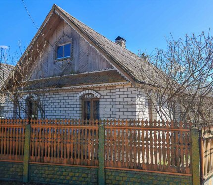 Продаётся уютный дом из бруса, облицованный белым кирпичом, расположенный в деревне Ялча