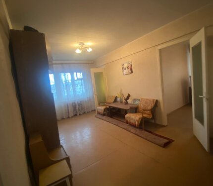 3-к. квартира, Могилёв, 2/2 этаж, 48,7 м² общ., 34,3 м² жил., кухня 6,1 м², балкон 0,8 м². Панельный дом (1979). Плюсы: просторные комнаты (17, 9.7 и 7.6 м²), отдельная кухня, большая прихожая, низкий 2-й этаж. Состояние: требует косметического ремонта → демократичная цена. Можно перепланировать и сделать просторную 2-к Идеально для: семьи, инвестора, старта. Звоните, все подробно обсудим по телефону.