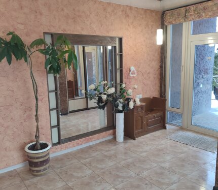  На длительный срок и по суточно. Тихое спокойное место. Рядом речка и озеро.