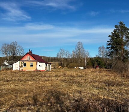 Эксклюзив у воды и леса! Продается участок 23,3 сотки в частной собственности (д. Поти, 75 км от МКАД). Уникальное расположение: первая береговая линия (25м до леса, 10м до реки), предпоследний участок у самого леса. На участке: бревенчатый дом с техпаспортом (под снос), рабочий колодец, электричество (в доме). Хозпостройки демонтированы, территория готова к дизайну. Тишина, минимум соседей, прямой выход к природе. Идеальное место для загородной резиденции или бани.