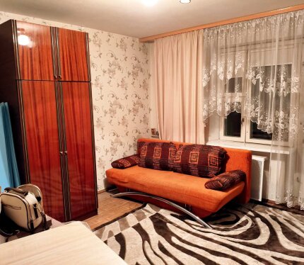 Продается доля (комната с большой лоджией) в 3-комнатной квартире кирпичного дома на 5-м этаже из 12 этажей. Комната на солнечной стороне 16,9м.кв+2,1м.кв., итого 19м.кв, высота помещения 2,54м. Большой коридор (10.6м.кв.) с кухней (12,8м.кв). Кухня с балконом. Рядом лес; велодорожка; парковая зона; множество магазинов; депо удобное транспортное сообщение; ФОК "Мандарин"; множество садов, школ. Всё в шаговой доступности. Этаж 5/12. Общая 77,8 м2. Жилая 16,9 м2. Кухня 11,3 м2. Кирпичный дом.