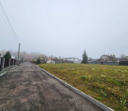 Продается земельный участок. К участку проведены: электричество, газ, оптоволокно. Общая площадь 9 соток. Расположен по адресу: Садоводческое товарищество "Медик" , Логойский район. По всем дополнительным вопросам звонить по телефону. Пишите на мессенджеры (вайбер/телеграмм) вышлю видео участка.