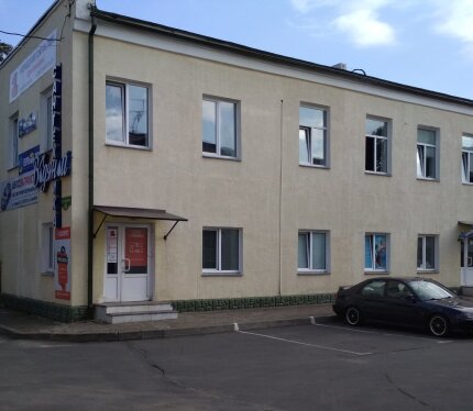 Изолированный офис площадью 13,8м2 в здании на 1-м этаже. Все коммуникации. Интернет, телефон. Закрытая автостоянка. Центр города в р-не ТЦ "Секрет", Центральный рынок.