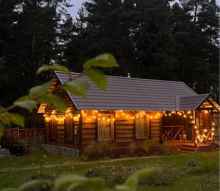 Сроки аренды и стоимость могут варьироваться. Уютный дом у самого леса, и реки, со всеми удобствами. Изобилие грибов и ягод. В ста метрах от дома река Узлянка, идеально для купания и рыбалки. На участке отдельно расположена баня, с душевой, сан узлом и комнатой отдыха. В 20 км озеро Нарочь и Голубые озера. Только для спокойного семейного отдыха. Размещение питомцев по предварительному согласованию.