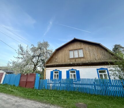 Просторный дом со всеми коммуникациями. Уютный дом из сруба, шлакобетона, крыша-шифер, капитальный высокий фундамент, 4 комнаты, кухня, свет, вода, газ, канализация центральные. Газовое отопление, водонагреватель, ванная, санузел в доме, есть погреб. Есть