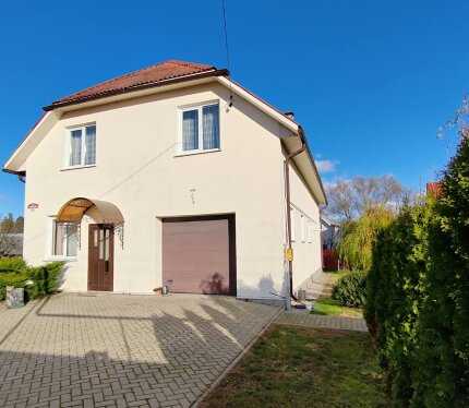 Большой уютный дом в г.Борисов. Дом сдается только командировочным по договору. Минимальный срок аренды 15 суток. Комфортная вместимость дома 8 человек (можно и 10), по 2 человека в комнате. Два санузла. Дом находится на краю города, тихо и спокойно. Есть все необходимое для проживания и отдыха. Цена договорная.