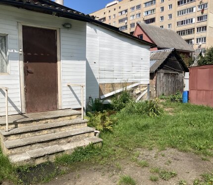 Продается не выделенная доля в двухкомнатной квартире, где одна из комнат проходная. Квартире требуется капитальный ремонт (укрепление фундамента, перекрытие крыши, и т. д…) Сарай и гараж в аварийном состоянии.