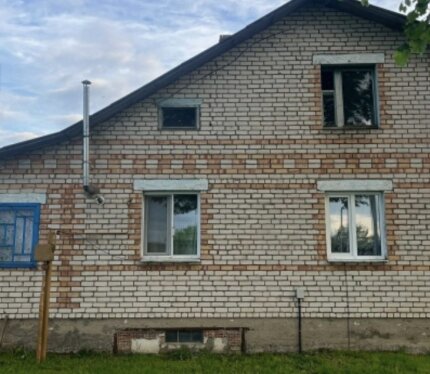 Газ в доме , вода скважина в доме . Подвал под всем домом. Хоз.постройки . Второй этаж не жилой , необходимо закончить ремонт .