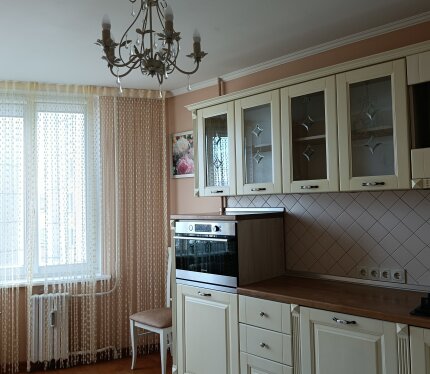 Сдается уютная 2-комнатная квартира по ул. Балтийская на длительный срок. Чистый и светлый подъезд, адекватные соседи. Близко до центра, в 15 минутах пешком Лошицкий парк, 6 минут на электричке от ст. «Минск-Южный» до Центрального вокзала, в пешей доступности ст.м. "Аэродромная", удобный выезд на крупные транспортные артерии (Денисовская, Маяковского). Рядом сетевые магазины, ТЦ, д/сады, школы. Без животных!