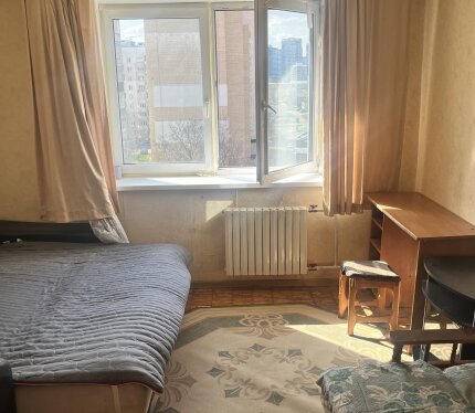 Сдаем комнату в 3-х и комнатной квартире.Маяковского 154.В квартире живут 2 парня. Хорошее транспортное сообщение(Напротив гипермаркет Корона) Квартира простая без евроремонта,но уютная.