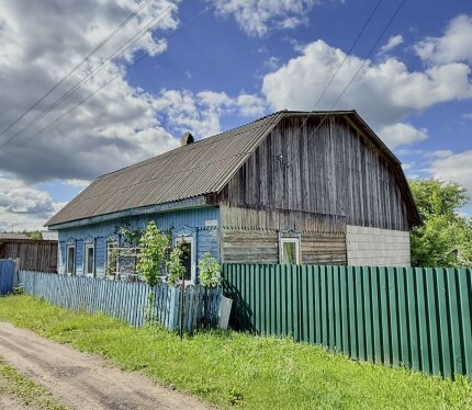 Продается дом в посёлке Крупский. На участке уже имеется новая пристройка с новой крышей, что дает возможность обустроить его полностью под себя Очень удобное расположение: — 5 минут до железнодорожного вокзала; — рядом школа, детский сад и магазины; — 4 