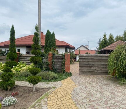 Жилой дом/бунгало в г.Бресте в самом экологически чистом районе ! Роскошный и разросшийся ландшафтный дизайн с плодовыми деревьями. В 1 км от озер.