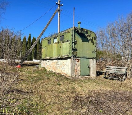 Продам участок в садовом товариществе Мёд-Вяча, участок 10 соток, на участке стоит кунг, в котором можно проживать. Есть яблони и груши.