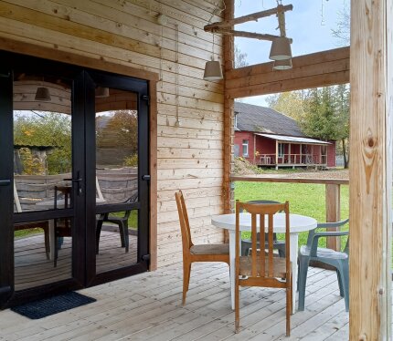 Баня - дом. (2 этажа, 4 человека). Душ, Санузел, Терраса, Парилка, ТВ, Микроволновка, Чайник, Мебель, Стол на 8 человек, Wi-Fi, Диваны раскладные, Музыкальная система, Проектор. На территории мангальная зона, бассейн, беседки, качели. Парилка оплачивается отдельно.