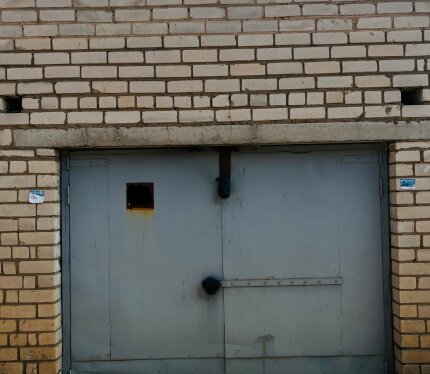 Продаётся гараж в хорошем состоянии кирпичный с деревянной крышей, в июне 2025 полностью покрыли крышу технониколь 4,5 ксх. Гараж на втором этаже, всегда сухо и безопасно для машины. Также хранения книг, одежды, посуды без проблем. Сами ворота не провисают, открываются на распашку очень легко и мягко. Пол из бетонных плит. По всем вопросам пожалуйста звоните по телефону.