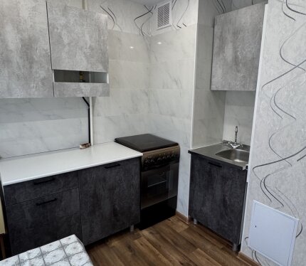 Дом после капремонта. Прекрасный тихий двор с выходом в лесопарковую зону, обустроенную для отдыха. Рядом детские сады, школы, магазины, поликлиника, метро, ФОК «Мандарин».Удобный выезд на МКАД. Залог в размере месячной арендной платы. Дополнительная мебель по согласованию.