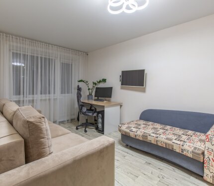 Продается доля в просторной, светлой квартире полностью готова к проживанию.