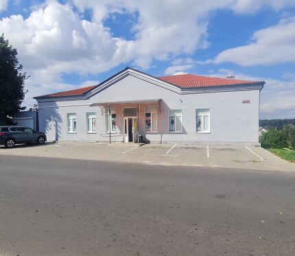 Возможно использование по иному назначению. Центр города, оживленное место, рядом есть большие и маленькие магазины. Вода и туалет в здании, отопление центральное, также есть свой отдельный твердотопливный котел. За зданием 14 соток земли и небольшой склад, которые можно использовать по вашему усмотрению.