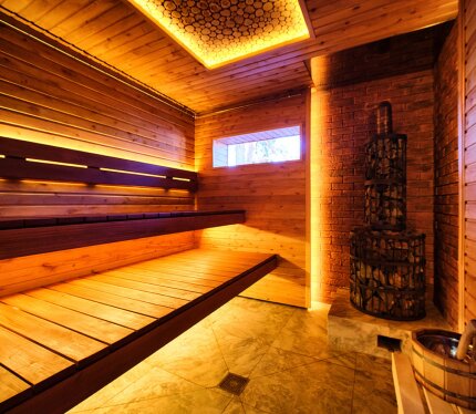 Настоящая русская баня на дровах в Гродненском районе. Уникальный современный дизайн для комфортного отдыха вдвоем, всей семьей или компанией друзей. К Вашим услугам предоставляется парение в бане до четырех часов, банные принадлежности (простыни, полотенца, шапки), зона костра с дровами, зона барбекю (решетка, шампуры), холодная купель, посуда, чай/кофе. Имеется два спальных места (раскладной двуспальный диван).