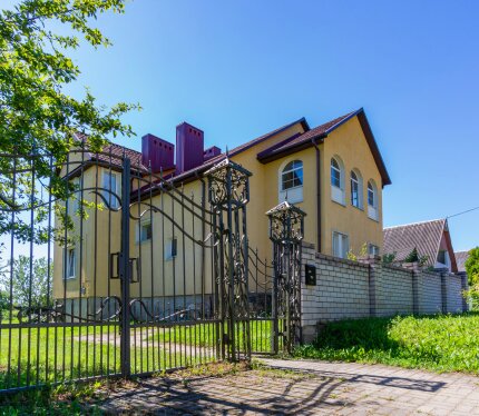 Продается просторный трехэтажный коттедж (266 м²) в престижном аг. Сёмково. Всего 2 км до Минского моря — идеальный баланс между загородным спокойствием и городской доступностью.