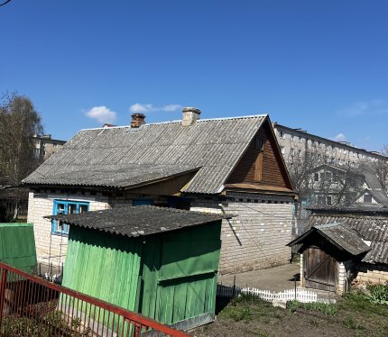 Продаётся кирпичный дом в самом центре Слуцка, но в тихом районе. Рядом всё, а шума нет. Жилая площадь 46,3 м². Участок 8 соток — настоящий сад: яблоки, персики, орех, малина. И клумбы с прекрасными цветами! Уютно, красиво, свой урожай. Идеально для жизни