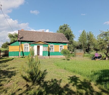 Продам уютный и просторный дом в тихой и спокойной деревне, в непосредственной близости от реки Неман. Участок в частной собственности, граничит с соседями по одной стороне. По документам 10 соток, по факту больше (можно оформить при желании). Позвоните или напишите мне для организации просмотра.