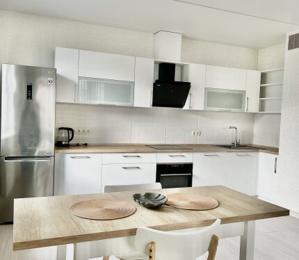 Сдается на длительный срок 2х-комнатная квартира с современным ремонтом, мебелью и техникой (посудомоечная, стиральная, сушильная машина, индукционная варочная панель, электрический духовой шкаф) Аккуратным, порядочным людям, без порчи имущества, без животных, предоплата за первый месяц и залог за сохранность имущества. Не студентам, не иностранцам.