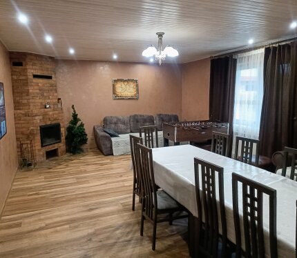 Дом/баня на часы/сутки.Есть всё необходимое для приятного отдыха: банкетный зал ,кухня со всей необходимой техникой ,посудой,холодильником, посудомоечной машиной....душевая, комнаты отдыха,настольный футбол,мангальная зона...Цена зависит от времени и количества человек.