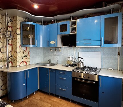 Продается трехкомнатная квартира в районе Шведской горки . Просторная, функциональная планировка со всеми изолированными комнатами. Дом простроен в 2014году. Квартира находиться на первом этаже девятиэтажного дома. Отличная планировка с двумя просторными лоджиями. В квартире есть косметический ремонт, стены оклеены обоями, потолки во всех помещениях натяжные, на полу линолеум (сразу можно заехать и жить без дополнительных вложений), все окна деревянные стеклопакеты.