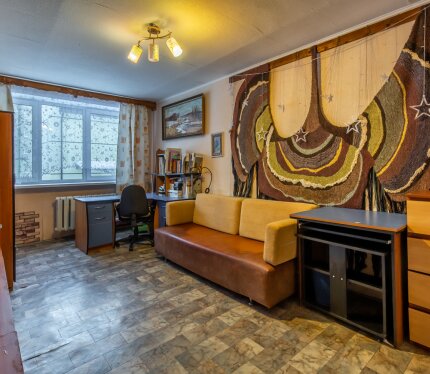 Продается 49/100 доли в 2-х комнатной квартире. Комната 17.2 м2.