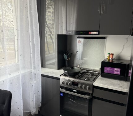 Сдается квартира .. на длительный срок .. для пары … можно с ребенком .. сдается первый раз после капитального ремонта .. техника и мебель. (почти вся новая ).. залог можно разбить на 4 месяца.. больше вопросов лично по телефону ..