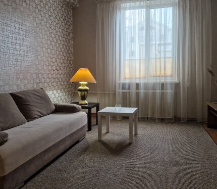 Сдам квартиру в центре. Высокие потолки, тихий двор. Рядом городской парк, магазины, автовокзал, ж/д вокзал. Есть скоростной интернет. Есть возможность сдачи на более короткий срок. В стоимость не входят коммунальные платежи