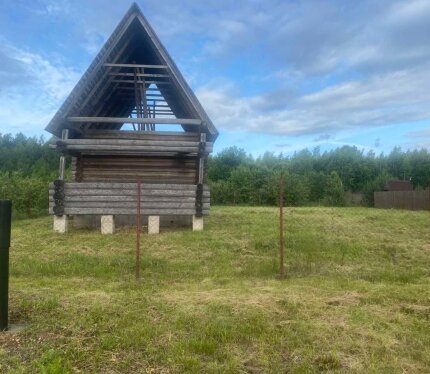 Дачный участок вблизи озера Селява с недостроенным строением.Участок расположен в близи озера Селява в 150 м от деревенского пляжа, участок 10 соток ухожен,огорожен! Строение 43м2,крытое,материал стен дерево,свободно в планировке.Преимущество участка-он крайний.Участок находится поодаль от шума проезжей части и одновременно на улице что упрощает проезд к нему.Прекрасное место отдыха, красивейшая природа, шикарное озеро - отличный вариант как для жизни и отдыха.В деревне есть остановка транспорта