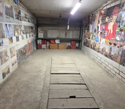 Сдаю в аренду гараж с подвалом по периметру в Курасовщине по адресу пер. Корженевского, 26. Общая площадь 33,8м. Гараж 17,3, подвал 16,5. Электричество, вода, туалет. Зимой в гараже плюсовая температура за счёт того, что гаражи находятся внутри крытого комплекса. Рядом много СТО, шиномонтаж, кафе, магазин, Разные варианты : на сутки, недели, месяц и т.д. Цена зависит от срока и цели. Под хранение вещей, машины или ремонт.