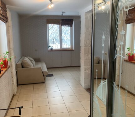 Просторный двухэтажный дом в отличном районе рядом с Минском. Аккуратный ремонт, полностью укомплектован мебелью и техникой. Центральный водопровод, электричество. Местная канализация и газовый баллон. Очень удачная планировка, в доме три отдельные комнаты (2 на втором этаже, 1 на 1 этаже) и просторная кухня-гостиная. Отопление электрическое, весь первый этаж теплые полы. Окна дома выходят на собственную территорию. Вместе с домом сдается ухоженный и просторный участок, с машино-местом. Развитая