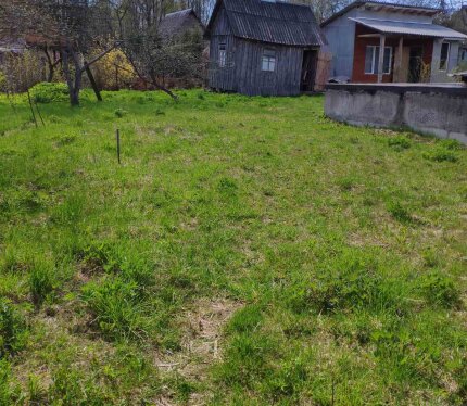 Участок с фундаментом под дачу в садоводческом товариществе СТ Веснянка-2004 (Красивый пр. №27Э), Красненский с/с, Молодечненский р-н, Минская область - 40км от Минска. Площадь участка - 4,37 сот. На участке расположен фундамент 7,3х6,1 м для строения с цокольным этажом и погребом, а также деревянный сарай 3,1х4,7 м. Участок ровный, солнечный. Подведена вода (сезонная). Электроснабжение - от ближайшей опоры ЛЭП. В шаговой доступности лес, ж/д станция Бояры(3 км) и Олехновичи(5 км).