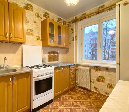 3к квартира на 2м этаже возле метро "Партизанская" и "Слепянской водной системы".