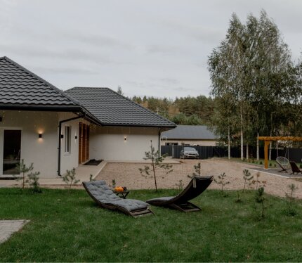 Сдается баня в 23 км от Минска, есть все необходимое для комфортного отдыха. Стоимость аренды бани 50р.час до 5-ти гостей; На территории во время аренды вы находитесь одни, территория полностью огорожена. Хорошие подъездные пути. Есть возможность дополнительно арендовать дом на территории. Печь - закрытая каменка, баня русская. Предоставляем полотенца. На территории есть мангальная зона, входит в стоимость отдыха. Комфортно размещается до 10 гостей. Аренда от 4х часов. Возможна аренда чана