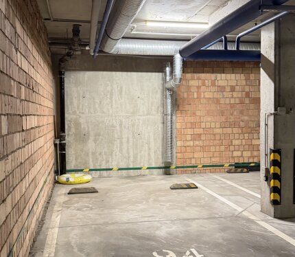 Сдаю в долгосрочную аренду просторное машиноместо в охраняемом паркинге. Удобный заезд, место широкое, одинарное, находится рядом с центральным выходом из комплекса Д3