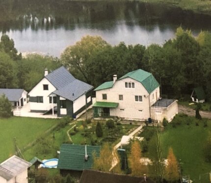 Сдается уютная дача прямо на берегу озера с пляжем в 30 метрах от дома на опушке соснового бора для семьи или компании начиная на срок от 1 недели. В доме имеется печь, камин, спутниковое тв, холодная горячая вода, посудомоечная и стиральная машина, душевая кабина русская баня с большой парной, вода с колодца, очень хорошего качества, посуда,мангал и все необходимое для отдыха. Рядом г. Городок со всей городской инфраструктурой. Пишите и бронируйте.