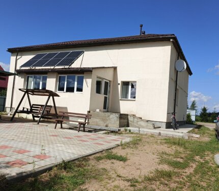 Планировка: Две просторные комнаты по 32 м², кухня площадью 15.5 м² и раздельный санузел, есть возможность обустроить второй этаж дома(чердак) площадью 120 м². На участке пробурена скважина, проведена оптика. О доме: Из блоков (400 мм), утепленный каменно