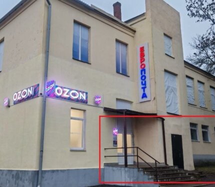 Сдается помещение в ТЦ в районе Пролетарской площади (Витебск) с высоким пешеходным трафиком. В здании работают пункты выдачи Ozon и Европочта, рядом магазин «Веста» и парковка. Поблизости жилой массив и предприятие «Витебские ковры». Площадь до 630 м², возможна аренда части. Подходит под магазин, склад или комбинированный формат. Есть рампа, выполнен ремонт. Перепланировка обсуждается. Готово к работе.