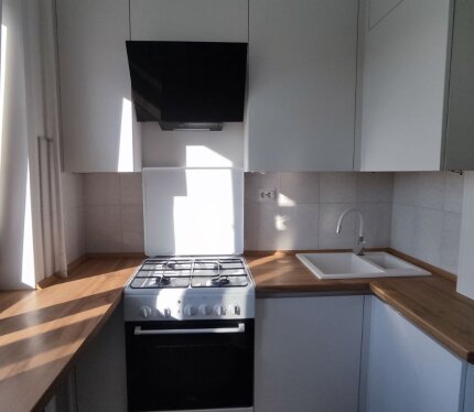 Доступна с 20 мая. Современная, уютная, светлая квартира, все есть рядом. Можно с мебелью, можно без. Сдача по договору, долгосрочно.