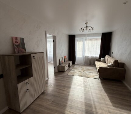 Сдам трехкомнатную квартиру только после качественного капитального ремонта, первое заселение. Имеется холодильник, стиральная машина, СВЧ-печь, пылесос. Вся мебель в квартире новая. Капитальный ремонт дома в 2025 году. Центр города, до станции метро Якуба Колоса 10 мин. пешком. В шаговой доступности Комаровский рынок, парк Дружбы Народов, рестораны, супермаркеты и т.д. Окна на две стороны выходят на тихий зеленый двор. Прописан 1 человек. 